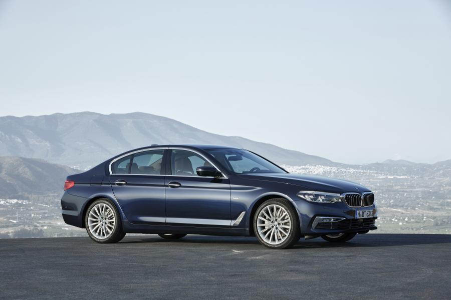  BMW 530d xDrive Sedan Luxury Line 2017 года  (WW) (фото 24 из 61)